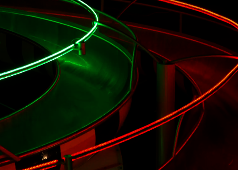 Detailaufnahme eines Kurvenabschnitts der Body Racer Rutschen mit LED-Beleuchtung.