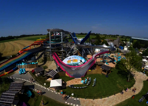 Übersicht über den Galaxy Erding Wasserpark mit der pinken Sidewinder im Zentrum.