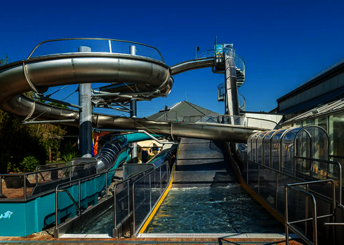 WR800 Wasserrutsche aus Edelstahl unter freiem Himmel, mit Auslaufbecken.