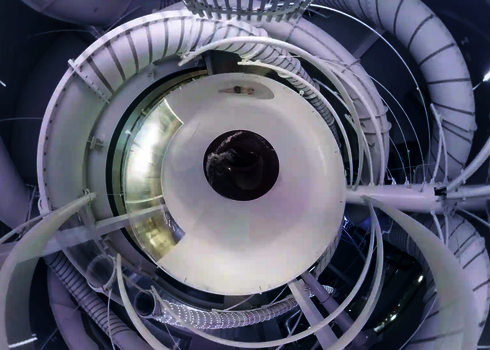 Innenansicht der Body Bowl mit spiralförmigem weißen Trichter und zentralem Abfluss.