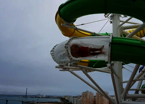 Die RR900 mit grünem Verlauf zeigt eine Person in der durchsichtigen Sektion beim Rutschen.