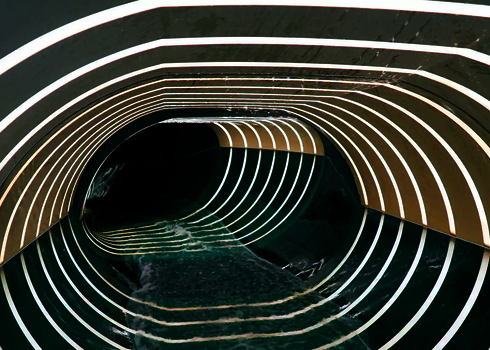 Innenansicht der Family Twister Röhre mit Tageslichteffekt-Ringen und fließendem Wasser.