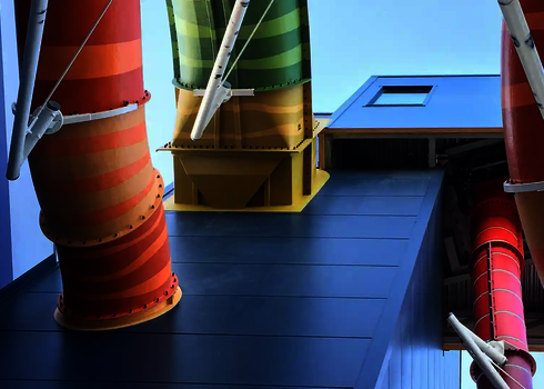 Bunte Wasserrutschen mit Fassadendurchdringung verlaufen aus einem Gebäudeturm ins Freie.