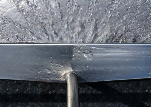 Edelstahlträger einer Wasserrutsche.