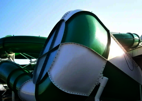 Außenansicht des grün-weißen Crazy Cone mit markantem Trichter auf Stelzen.