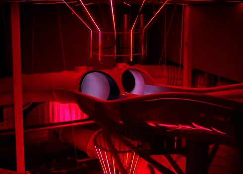 Rot beleuchtete Startzone der Raft Racer Reifenrutsche mit den beiden Röhrenöffnungen.