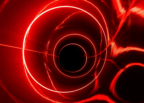 Rote LED-Ringe leuchten im dunklen Inneren einer Röhrenrutsche.