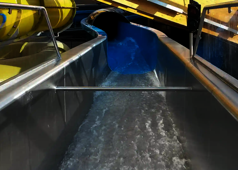 Startbereich eines Wildwasserflusses mit Edelstahlbecken und Sensorampel.