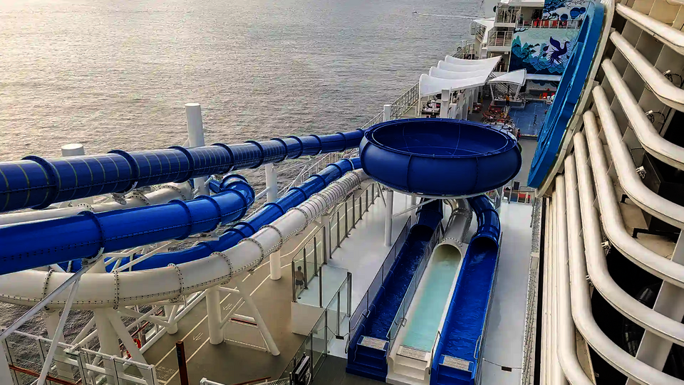 Obere Ansicht der Body Bowl Rutsche mit blauen Röhren und Glasumrandung auf dem Schiff.