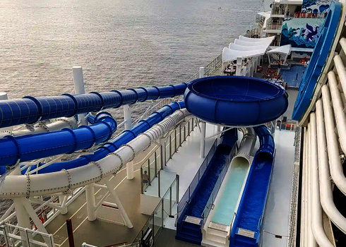 Obere Ansicht der Body Bowl Rutsche mit blauen Röhren und Glasumrandung auf dem Schiff.