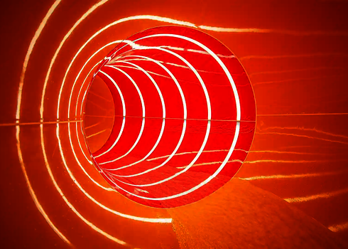 Innenansicht einer orangefarbenen Röhrenrutsche mit weiße Tageslichteffekten.