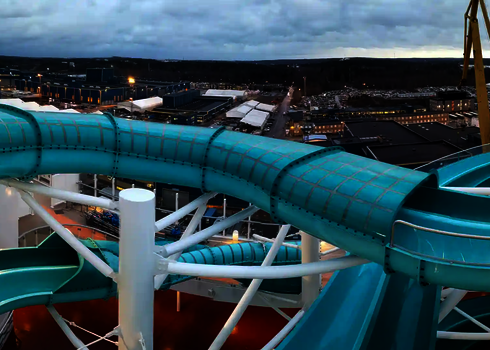 Überblick über die 2-in-1 Racer Wasserrutsche mit blauen Kurven und robusten Verstrebungen.