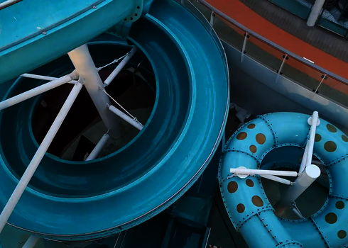 Spiralförmiger Kurvenabschnitt der 2-in-1 Racer Wasserrutsche, von oben betrachtet.