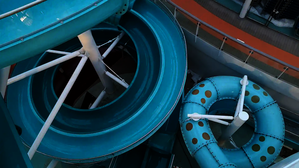 Spiralförmiger Kurvenabschnitt der 2-in-1 Racer Wasserrutsche, von oben betrachtet.