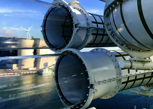 [Translate to EN:] Transparenter Acryl-Rutschenabschnitt mit Ausblick auf das Hafengelände.