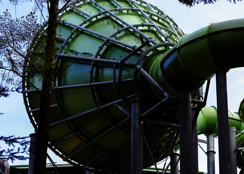 Blick auf den grünen Cyclone von hinten, mit sichtbarer Trichterstruktur und angrenzender Röhre.