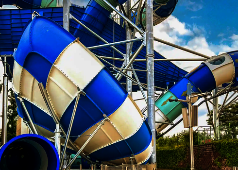 Blaue und weiße Lotus Wasserrutsche gestützt von einer Metallkonstruktion.