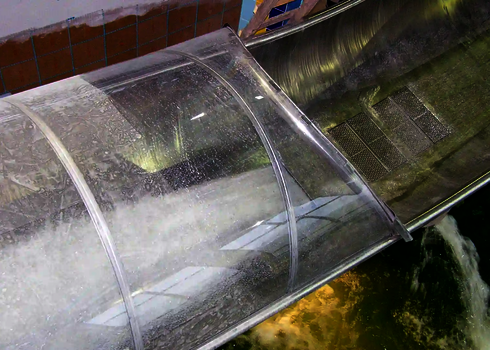 Der Speed Blaster endet in einem Becken, Wasser strömt aus dem geschlossenen Rutschkanal.