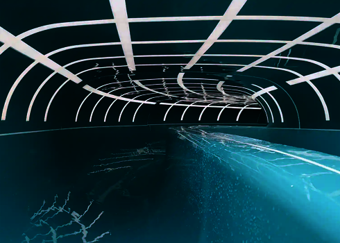 Karierte Tageslichteffekte in einer blauen 2-in-1 Racer Wasserrutsche.