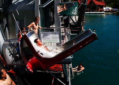 Seitlicher Blick auf einen roten Cannonball in dem eine Person sitzt und auf den Start wartet.