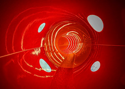 Eine rote Wasserrutsche von innen, mit Tageslichteffekten in Form von Punkten.