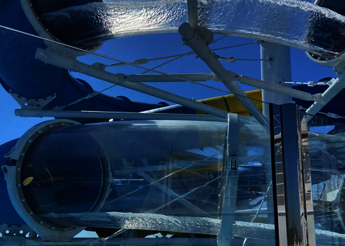 Transparente Acryl-Abschnitte einerRR1200 Wasserrutsche.