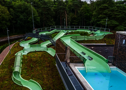 Wildwasserfluss in parkähnlicher Außenanlage.