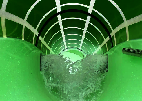 Innensicht eines grünen Wildwasserflusses, mit Wasserdüsen und Daylights.