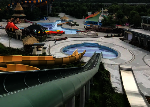 Upper transfer point with stainless steel plate and roller guide at the exit of the raft conveyor.