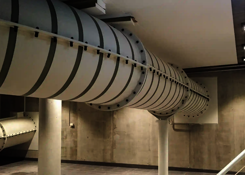 Technikraum mit verlaufender Wasserrutsche, sichtbar durch Montageelemente.