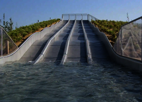 Mehrspurige Multilane im Freibad mit seitlichen Wellenrändern, Blick Richtung Start.