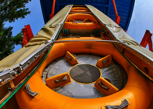 Blick von unten auf mehrere gelbe Rutschreifen in der vertikalen Förderschiene des Reifenlifts.