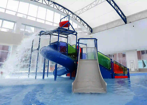 Bunte Wasserspielstruktur mit spritzendem Wasser im Linkspring Fun World.