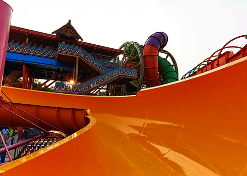 Blick auf die bunte Rutschenanlage der RR2700 mit gelbem Trichter und farbigen Aufstiegen.