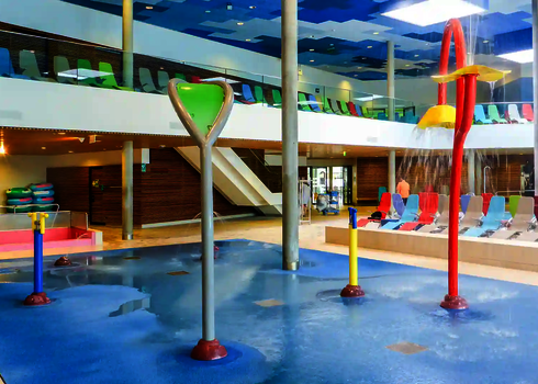Wasserspielplatz mit Wie-Spray Elementen im Hallenbad.