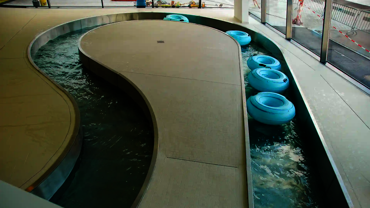 Ansicht des Lazy River mit Rutschreifen und Wasserführung aus Edelstahl.