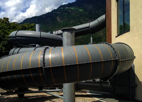 Eine graue RR1200 Wasserrutsche mit Tageslichteffekten.