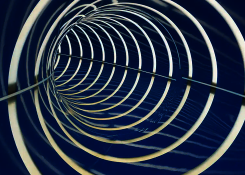 Blick durch das blaue Innere der RR900 mit dichten, weißen Lichtringen.