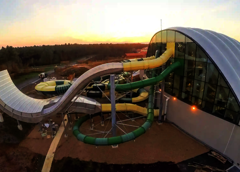 Luftaufnahme der Rutsche Boomerang mit Übergang in eine grün-gelbe Röhrenrutsche.