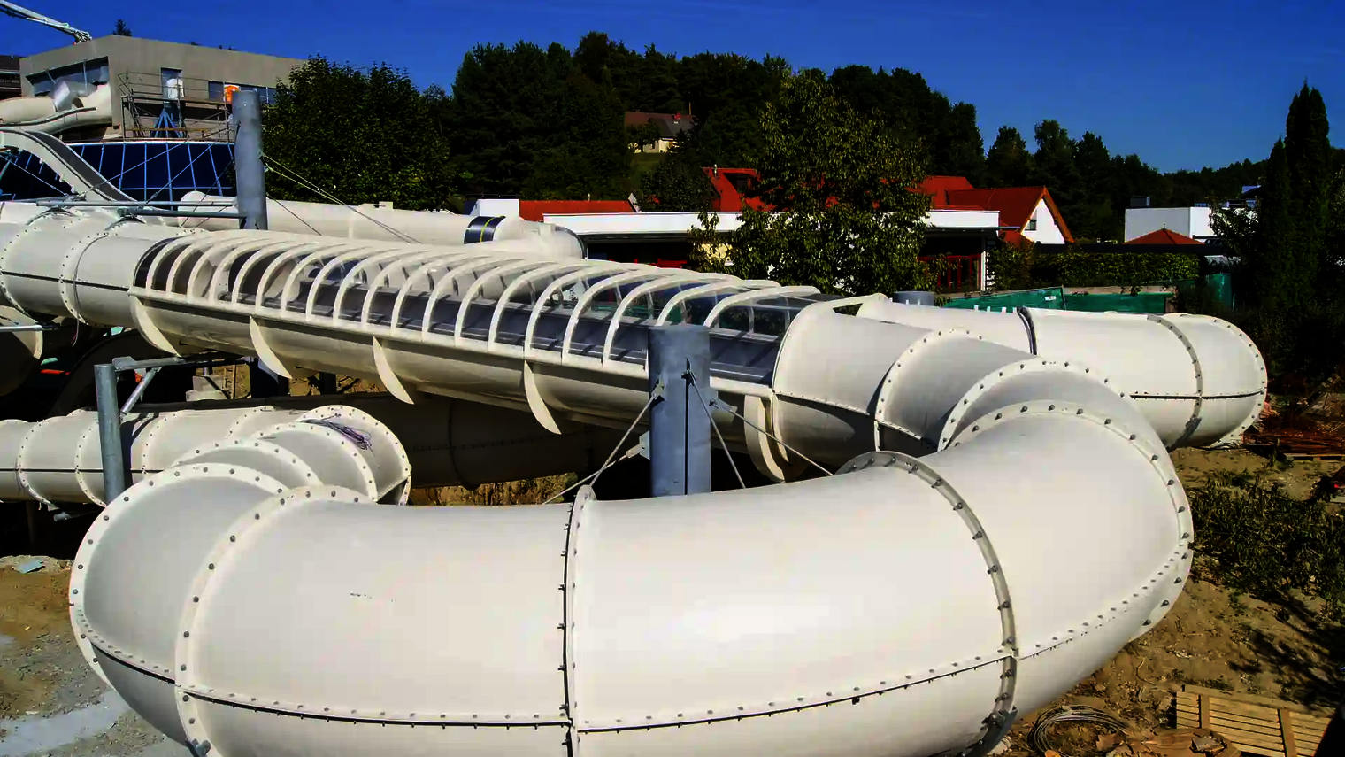Blick auf die ineinander verschlungenen Elemente der Raft Racer Wasserrutsche.