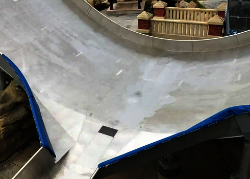 Detailansicht der grauen Sidewinder mit Wasserbecken und Felsenumrandung.