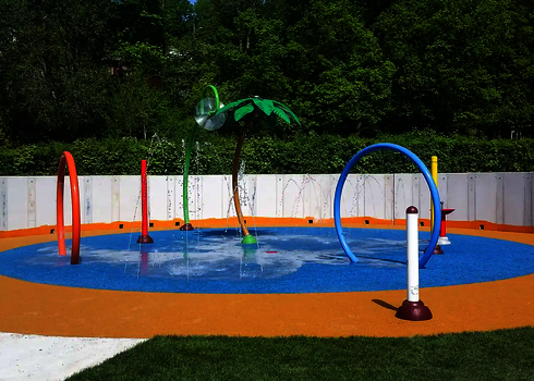 Wie-Spray Elemente im Kinderbereich, Bäume im Hintergrund.