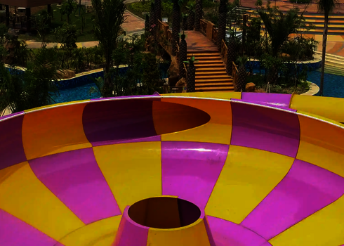 Bunte Bowl einer Wasserrutsche in wasserpark Umgebung.