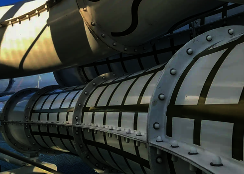 Transparente Wasserrutsche mit Verstärkungsringen aus Metall.