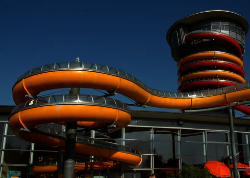 Große WR1040-Rutschentürme mit gelben und roten Röhren an einem Erlebnisbad.