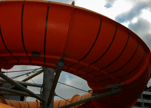 Nahaufnahme eines orangen Family Twister Kurvensegments mit Stahlstreben.