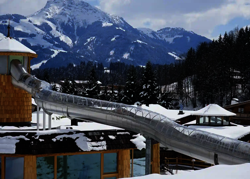 Rutsche WR1040 in winterlicher Landschaft mit verschneiten Bergen im Hintergrund.