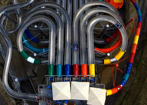 Luftaufnahme zeigt die verschlungenen Edelstahlröhren der Wasserrutsche Matracer von oben.