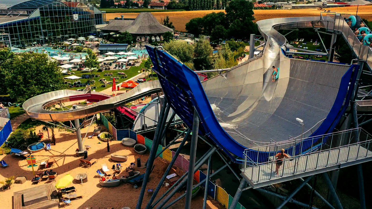 Außenbereich eines Wasserparks mit sehr großer Urknall Wasserrutsche,
