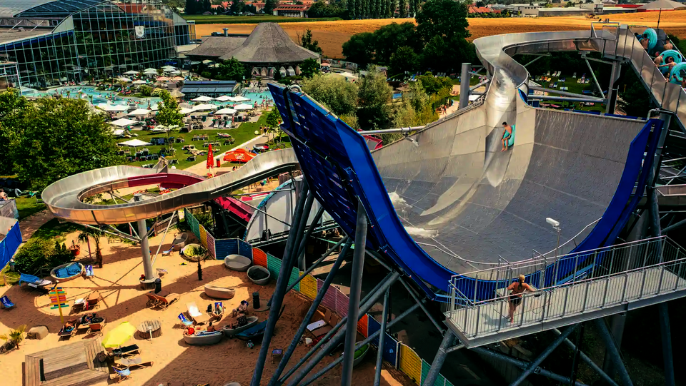 Außenbereich eines Wasserparks mit sehr großer Urknall Wasserrutsche,